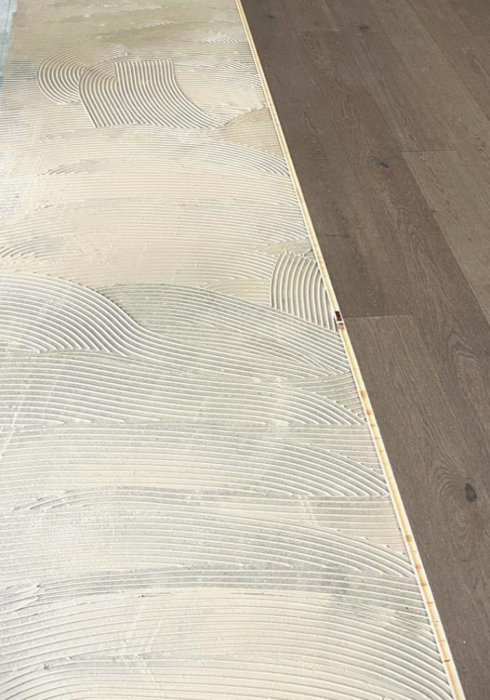 MATERIALE PENTRU MONTAREA PARCHETULUI STRATIFICAT CU ADEZIV